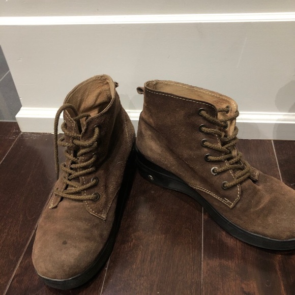 Woman brown soft leather ankle boots